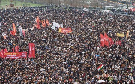 Anne, Kucağındaki Çocuğa “Biji Newroz”u Öğretiyordu