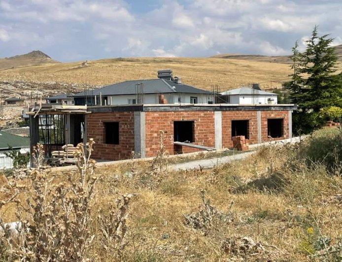 Maraş’ta inşaat süreci tüm yönleriyle ilerliyor